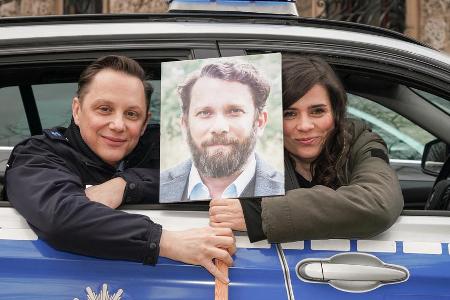 Arndt Schwering-Sohnrey (Lupo, l.), ein Plakat von Christian Ulmen (Lessing) und Nora Tschirner (Kira Dorn) Arndt Schwering-Sohnrey (Lupo, l.), ein Plakat von Christian Ulmen (Lessing) und Nora Tschirner (Kira Dorn)