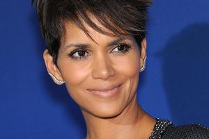2002 mimte sie an der Seite von Pierce Brosnan das Bond-Girl: Halle Berry