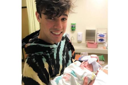 Cameron Dallas ist jetzt glücklicher Onkel Cameron Dallas ist jetzt glücklicher Onkel