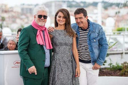 Pedro Almodóvar (l.), Penélope Cruz (m.) und Antonio Banderas (r.) in Cannes anlässlich ihres Films 