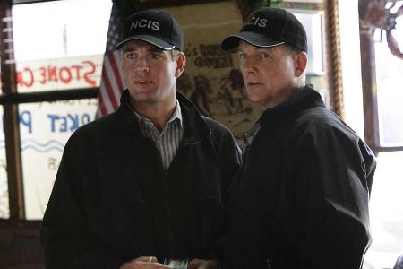 Mark Harmon (r.) alias Agent Gibbs ist baff über die Rückkehr eines Charakters in Mark Harmon (r.) alias Agent Gibbs ist baff über die Rückkehr eines Charakters in