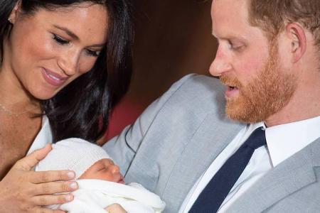 Die stolzen Eltern präsentieren ihren Erstgeborenen: Archie Harrison Mountbatten-Windsor