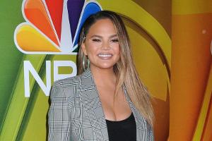 Chrissy Teigen spielt Richterin in Reality-Show mit Mutter Vilailuck