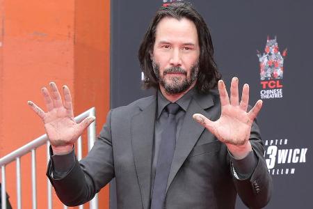 Schaut her: Keanu Reeves hat seine Handabdrücke im Hollywood-Zement hinterlassen