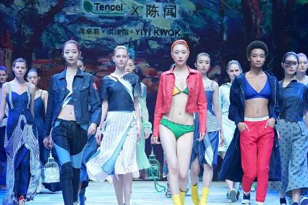 Auf der China Fashion Week in Peking schickte Designer Chen Wen seine Model in einer kompletten Tencel-Kollektion über den L...