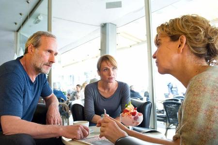 Paul Brix (Wolfram Koch) mit den Kolleginnen Constanze Lauritzer (Christina Große) und Anna Janneke (Margarita Broich, r.)