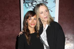 Rashida Jones trauert um ihre Mutter Peggy Lipton