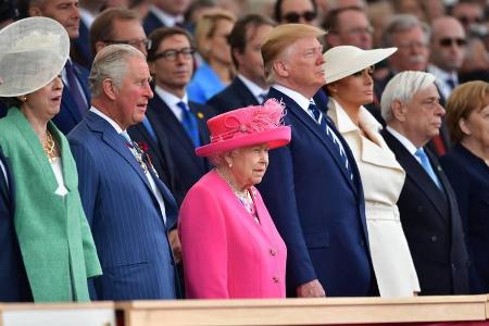 Donald und Melania Trump nahmen bei den D-Day-Feierlichkeiten direkt neben der Queen und Prinz Charles Platz