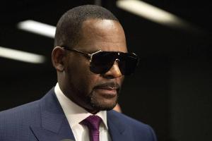 Neue Anklagepunkte: R. Kelly plädiert auf nicht schuldig