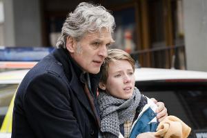 "Der Kommissar und das Meer: In einem kalten Land": Kommissar Anders (Walter Sittler) hält seinen Sohn Kasper (Grim Lohman) ...