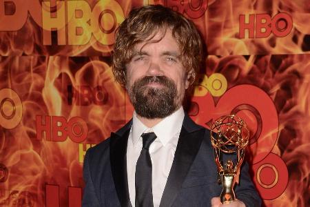 Hier hält Peter Dinklage nur einen von seinen drei Emmy-Awards in der Hand Hier hält Peter Dinklage nur einen von seinen drei Emmy-Awards in der Hand