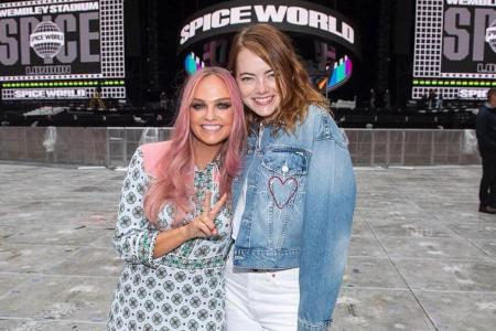 Besonderes Fan-Treffen: Emma Stone (r.) trifft Spice Girl Emma Bunton Besonderes Fan-Treffen: Emma Stone (r.) trifft Spice Girl Emma Bunton