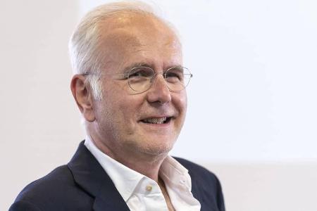 Harald Schmidt vermutet, dass ZDF nicht glücklich mit Jan Böhmermann sei Harald Schmidt vermutet, dass ZDF nicht glücklich mit Jan Böhmermann sei