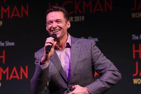 Hugh Jackman machte sich bei seiner One-Man-Show über sich selbst und die hartnäckigen Gerüchte um seine Sexualität lustig Hugh Jackman machte sich bei seiner One-Man-Show über sich selbst und die hartnäckigen Gerüchte um seine Sexualität lustig
