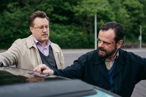 "Landkrimi: Höhenstraße": Roli (Nicholas Ofczarek, l.) befragt Ferdinand (Raimund Wallisch)