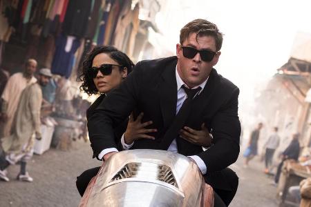 Die Agenten H (Chris Hemsworth) und M (Tessa Thompson) im Einsatz