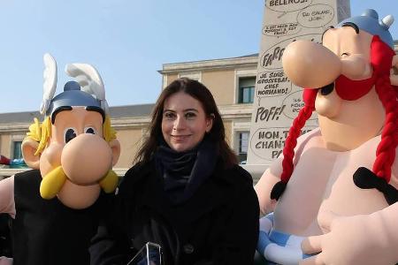 Anne Goscinny posiert mit den Comic-Figuren, die ihr Vater René Goscinny einst mit Zeichner Albert Uderzo zum Leben erweckte