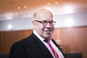 Nach dem Bühnenunfall: Peter Altmaier meldet sich persönlich zurück