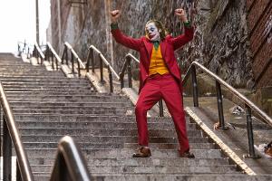 Lächeln, bitte! Darum tanzen nun alle die "Joker"-Treppe hinunter