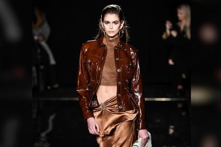 Model Kaia Gerber präsentiert im angesagten Herbst-Trend 2019: Leder