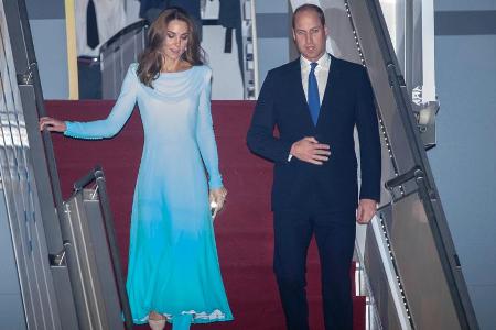 Ankunft in Islamabad: Kate und William steigen aus dem Flugzeug