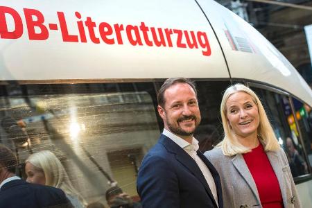 Mit dem Literaturzug der Deutschen Bahn kamen Haakon und Mette-Marit von Norwegen am Dienstag am Frankfurter Hauptbahnhof an