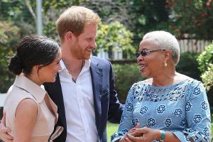 Herzogin Meghan und Prinz Harry bei einem Treffen mit Graca Machel (v.l.)