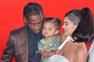 Travis Scott mit Töchterchen Stormi und Kylie Jenner (v.l.)