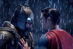 "Batman v Superman: Dawn of Justice": Bruce Wayne alias Batman (Ben Affleck, l.) rüstet sich für einen erbitterten Kampf geg...