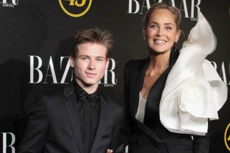 Sharon Stone und ihr ältester Sohn Roan Joseph Bronstein posieren in Madrid für die Fotografen