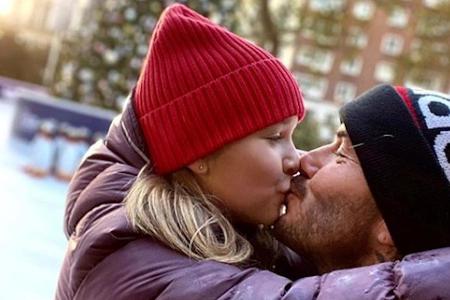 David Beckham und seine Tochter Harper geben sich ein Küsschen David Beckham und seine Tochter Harper geben sich ein Küsschen
