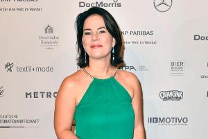 Annalena Baerbock trägt beim Bundespresseball die Farbe ihrer Partei