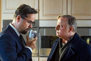 "Tatort: Lakritz": Prof. Karl-Friedrich Boerne (Jan Josef Liefers, l.) und Frank Thiel (Axel Prahl) untersuchen eine Dose La...
