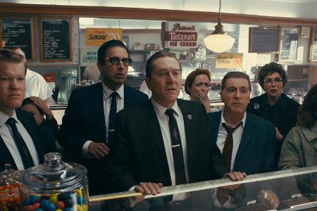 Frank Sheeran (Robert De Niro, M.) hat sein Leben dem Verbrechen gewidmet Frank Sheeran (Robert De Niro, M.) hat sein Leben dem Verbrechen gewidmet