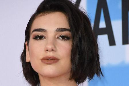 Musikerin Dua Lipa setzt ebenfalls auf den angesagten Haarschnitt