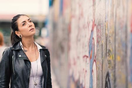 Mit den folgenden Apps müssen Sie die Reste der Berliner Mauer nicht so fragend ansehen, wie diese junge Frau Mit den folgenden Apps müssen Sie die Reste der Berliner Mauer nicht so fragend ansehen, wie diese junge Frau