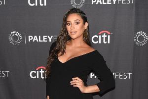 Shay Mitchell machte ihre Schwangerschaft im Juli öffentlich