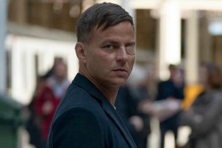 Tom Wlaschiha alias Max Schenkel in Staffel zwei von Tom Wlaschiha alias Max Schenkel in Staffel zwei von