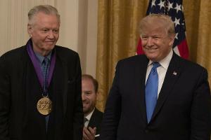 Jon Voight (l.) und Donald Trump im Weißen Haus