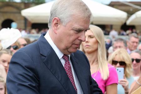 Prinz Andrew sieht sich offenbar zum Handeln gezwungen Prinz Andrew sieht sich offenbar zum Handeln gezwungen