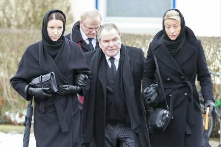 Fritz Wepper beim Gang zur Beerdigung seiner verstorbenen Frau Angela, gestützt von Tochter Sophie (l.) sowie seiner Stiefto... Fritz Wepper beim Gang zur Beerdigung seiner verstorbenen Frau Angela, gestützt von Tochter Sophie (l.) sowie seiner Stiefto...