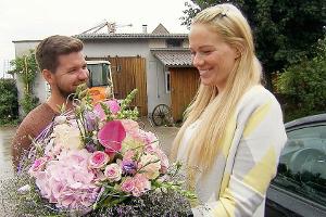 Ein Blumenstrauß für den richtigen "zweiten" Eindruck: Michael begrüßt Carina erneut auf seinem Hof.