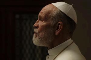 Sir John Brannox (John Malkovich) stellt in "The New Pope" Ansprüche auf das Papstamt