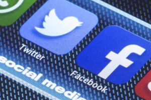 Facebook und Twitter geben Datenleck zu