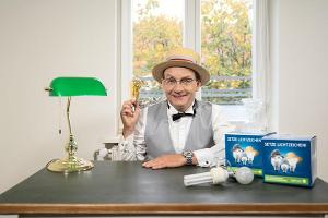 Wigald Boning glänzt als Glühbirnen-Fachmann