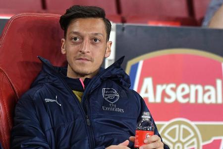 Mesut Özil auf der Bank des FC Arsenal Mesut Özil auf der Bank des FC Arsenal
