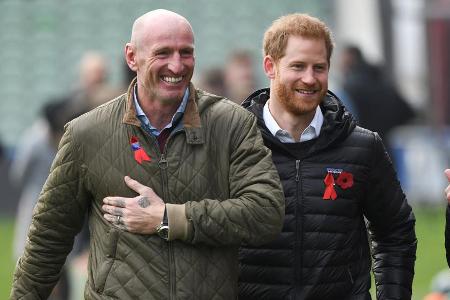 Gut gelauntes Duo: Rugby-Fan Prinz Harry und Rugby-Star Gareth Thomas beim Besuch im Londoner Stadion Gut gelauntes Duo: Rugby-Fan Prinz Harry und Rugby-Star Gareth Thomas beim Besuch im Londoner Stadion