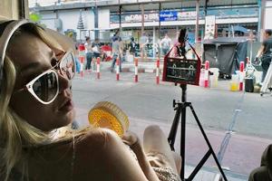 Kaley Cuoco am Set ihres neuen Films in Bangkok