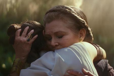 General Leia Organa (Carrie Fisher, hinten) und Rey (Daisy Ridley) in 