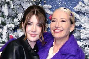 Emma Thompson: Sterne auf dem Kopf und die Tochter im Arm